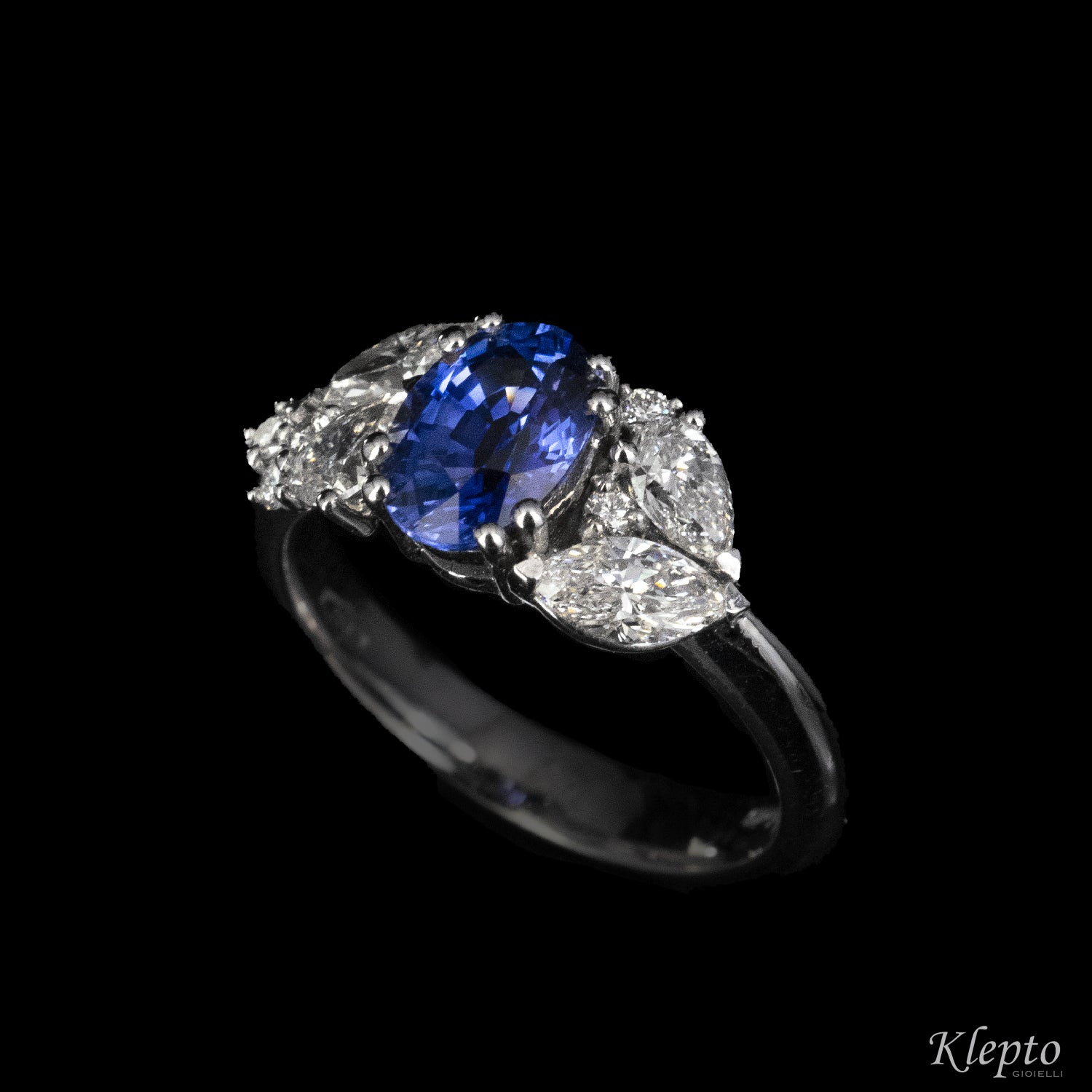 Classic ring by Klepto in white gold with Sapphire and fancy cut Diamonds