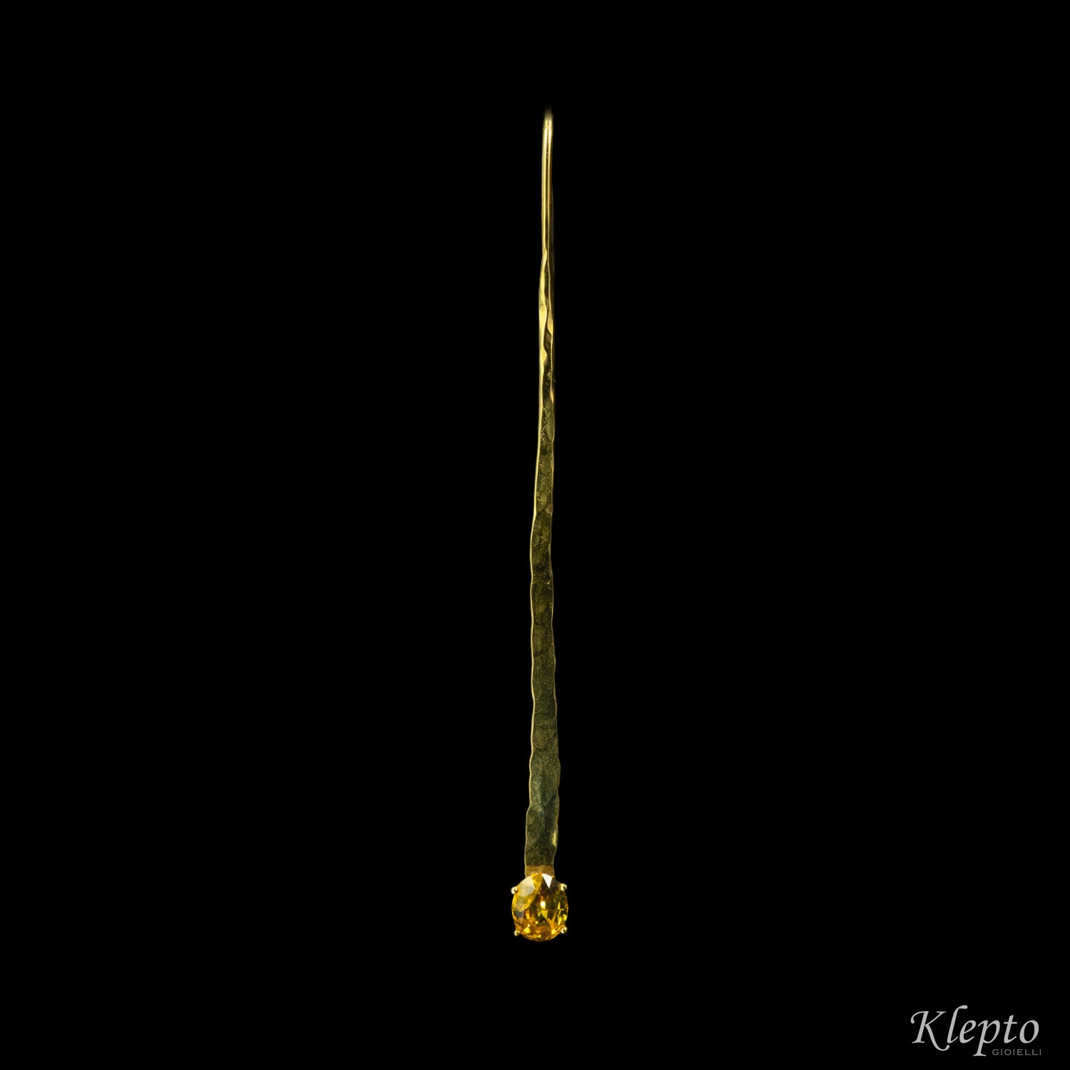 Hammered yellow gold earrings with natural Zircons