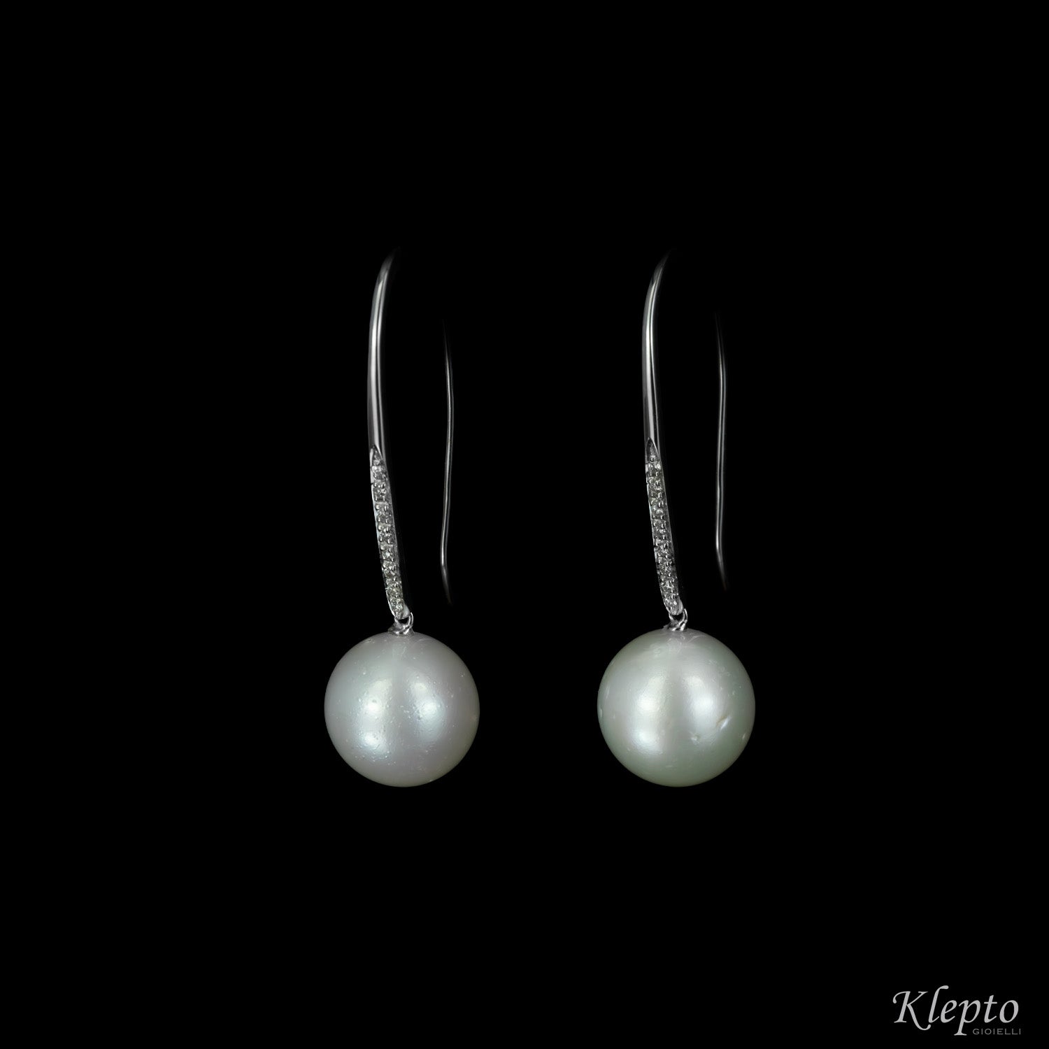 White gold pendant earrings with pearls and diamonds