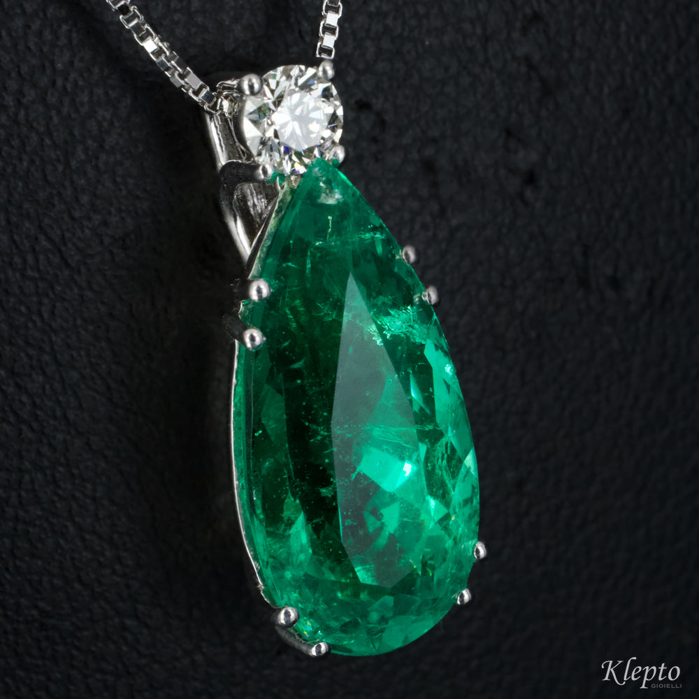 White gold pendant with Emerald and Diamond