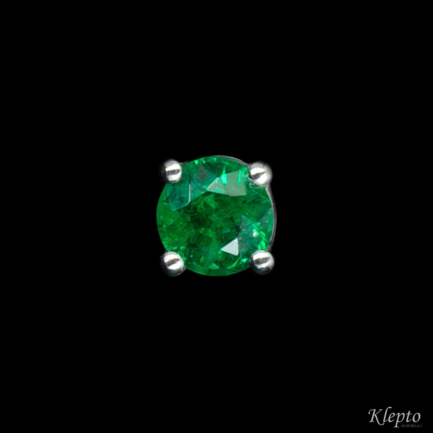 White gold earrings with light points with Emeralds