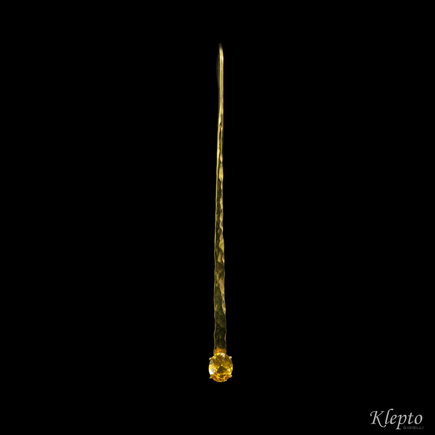 Hammered yellow gold earrings with natural Zircons