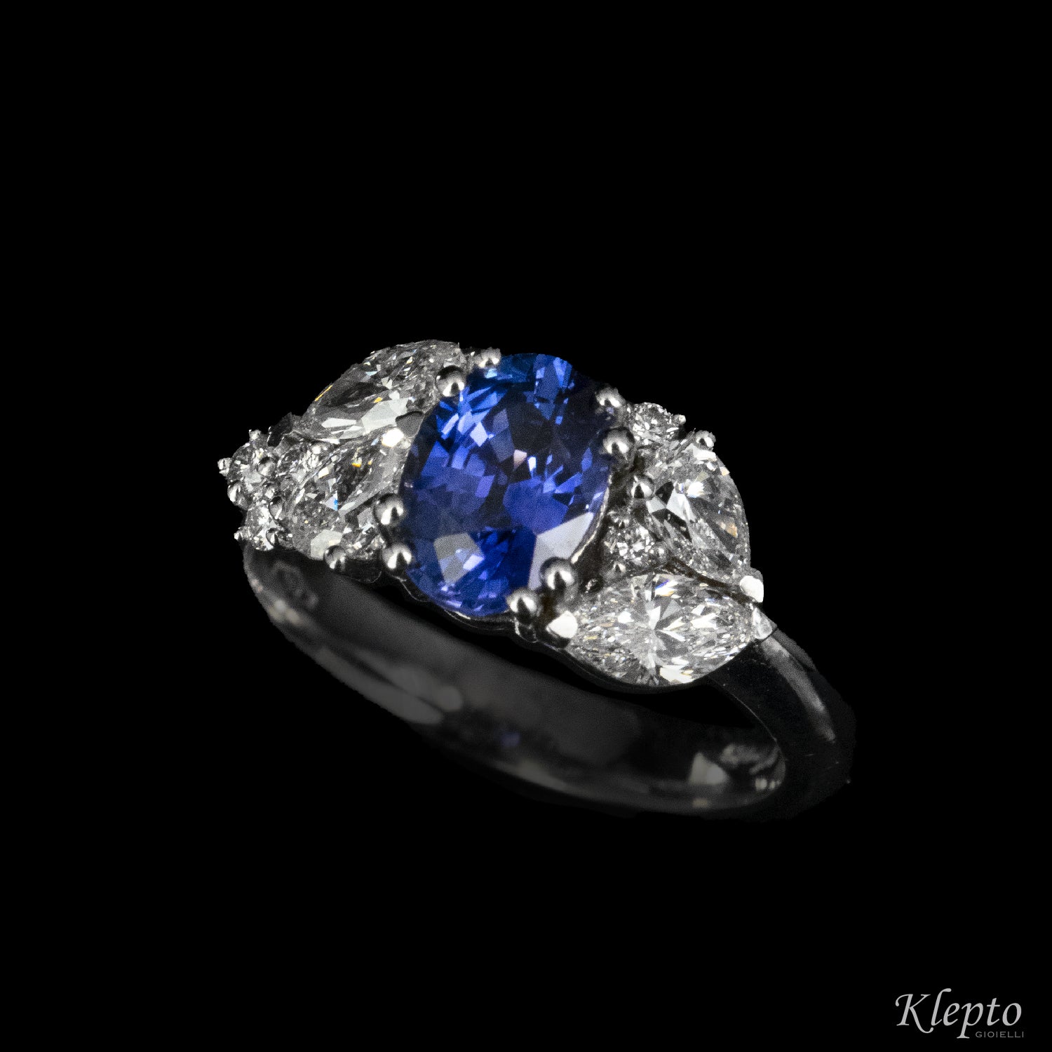 Classic ring by Klepto in white gold with Sapphire and fancy cut Diamonds