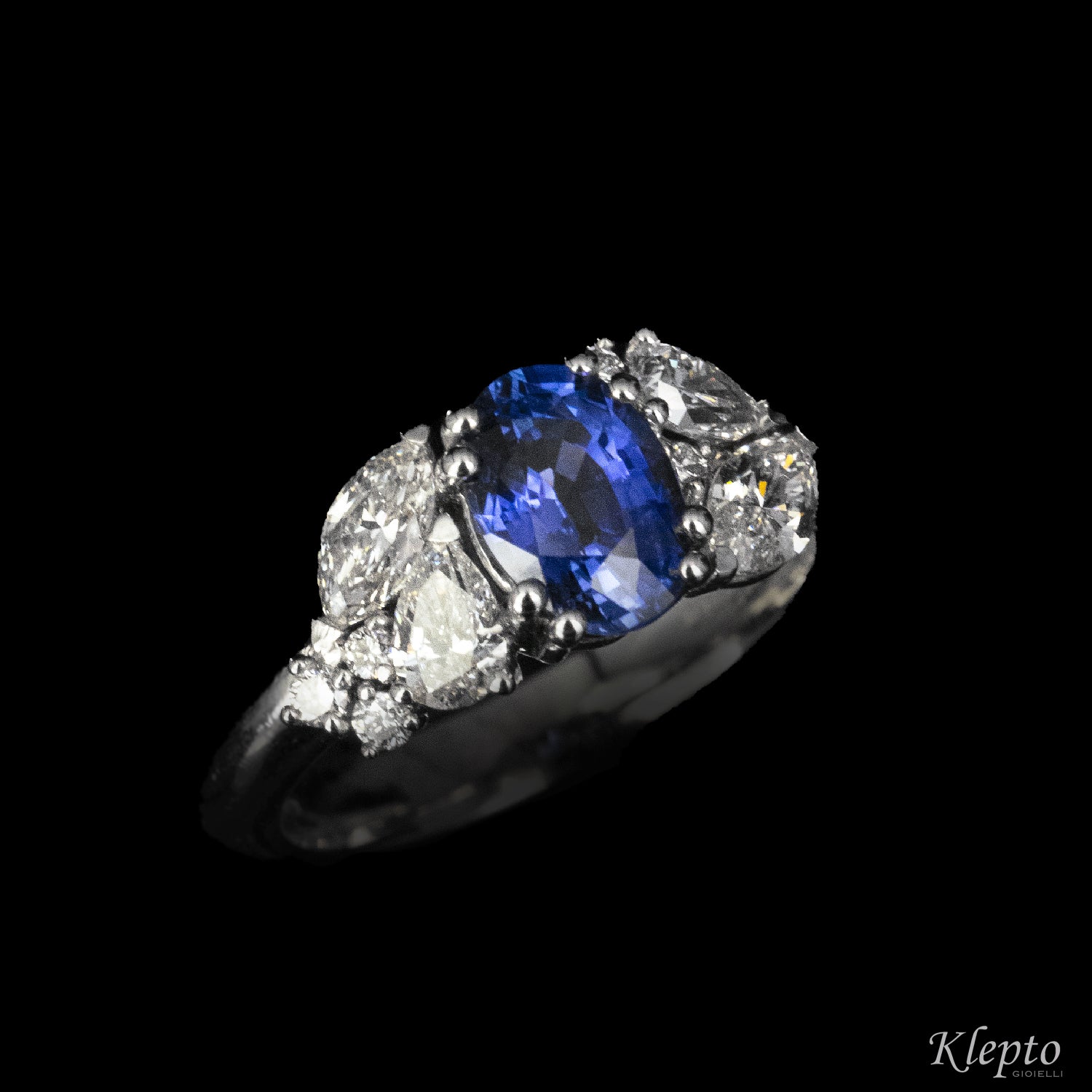 Classic ring by Klepto in white gold with Sapphire and fancy cut Diamonds