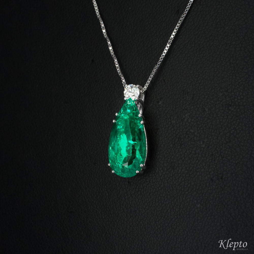 White gold pendant with Emerald and Diamond