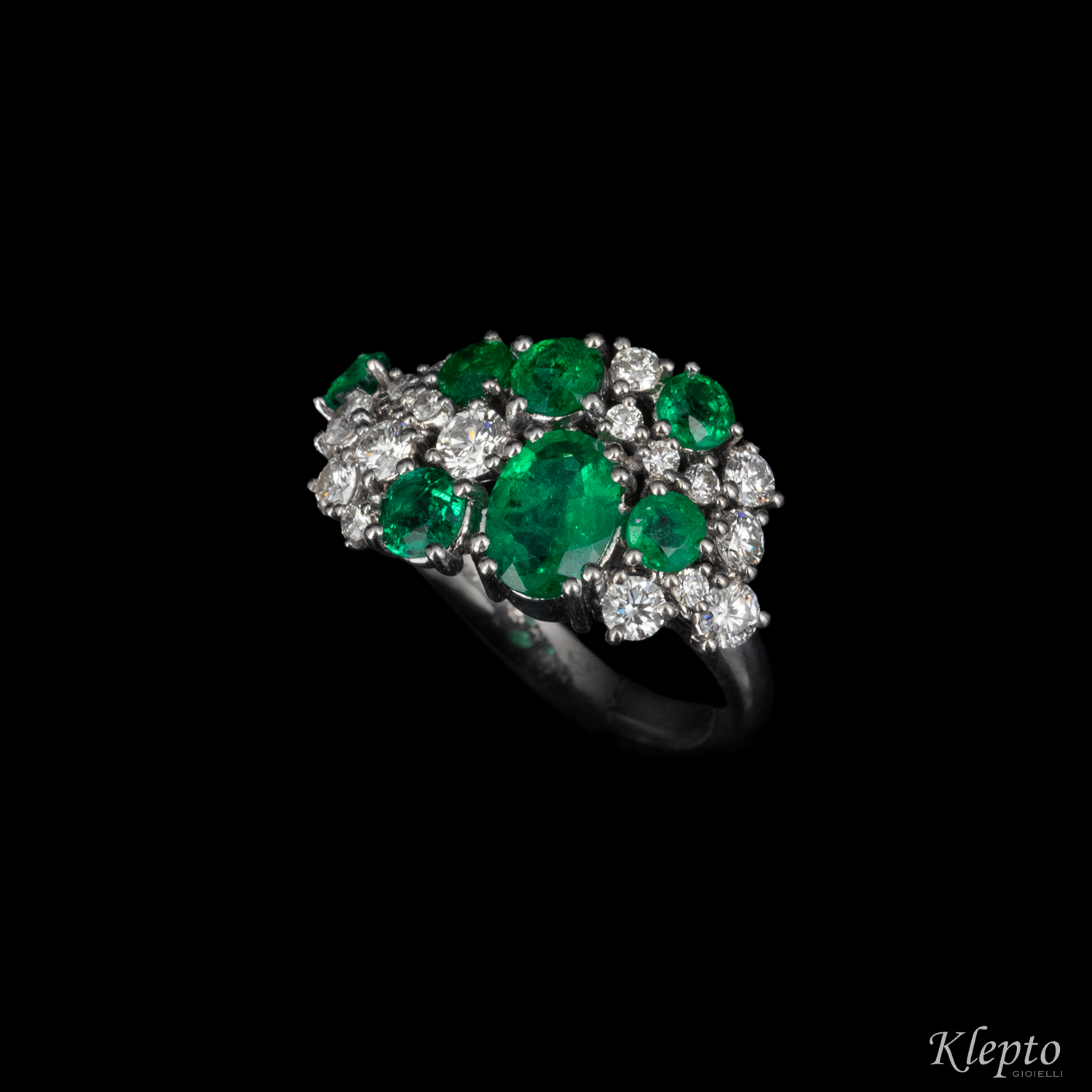 Classic ring by Klepto in white gold with Emeralds and Diamonds