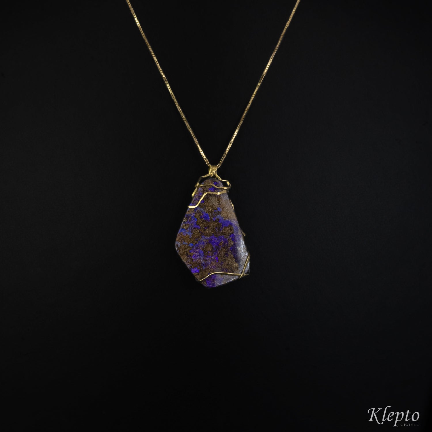 Yellow gold pendant with Opal matrix