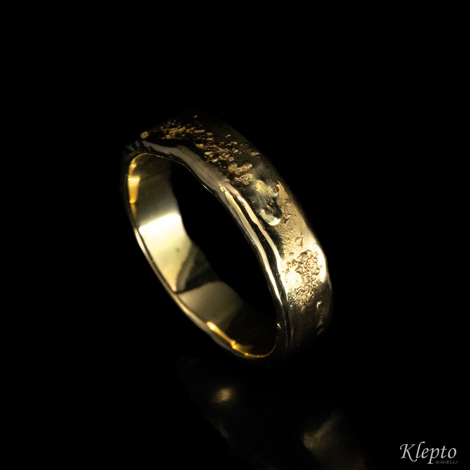 Yellow gold ring "Materia"
