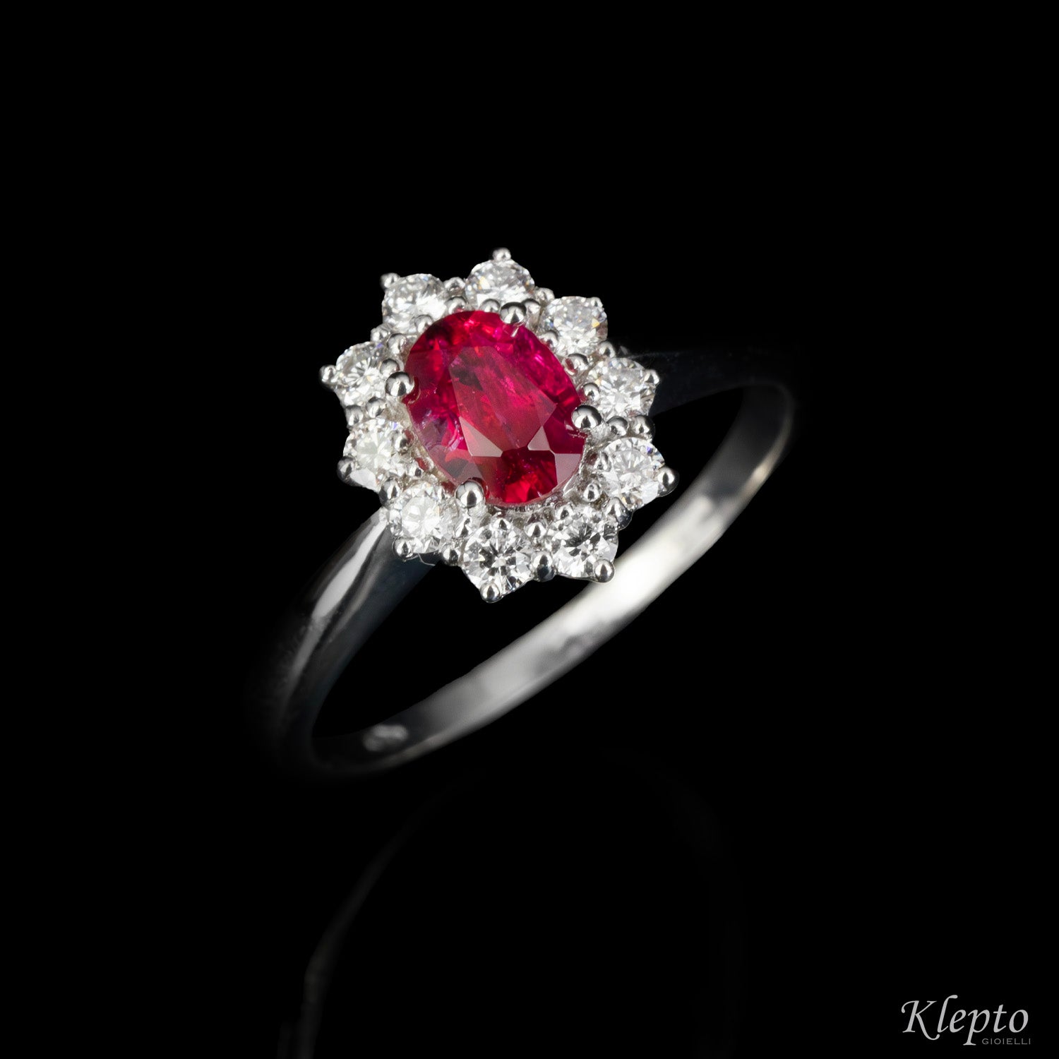 Classic ring in white gold with Ruby and diamond surround