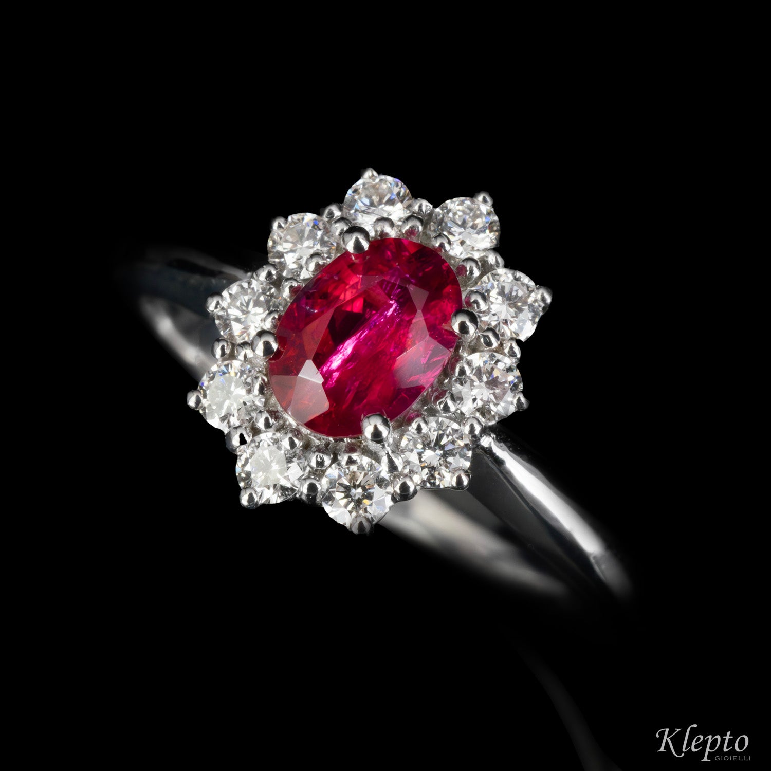 Classic ring in white gold with Ruby and diamond surround