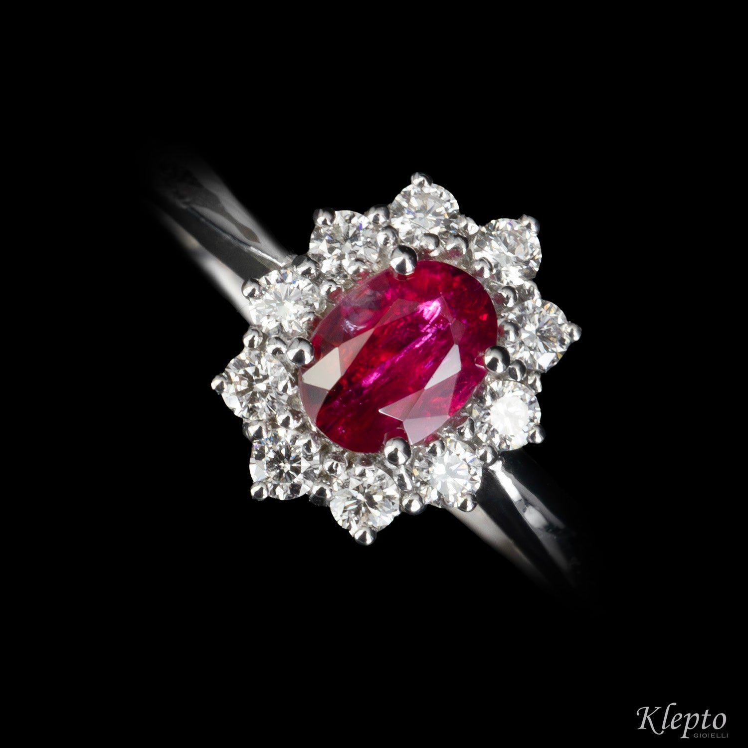 Classic ring in white gold with Ruby and diamond surround