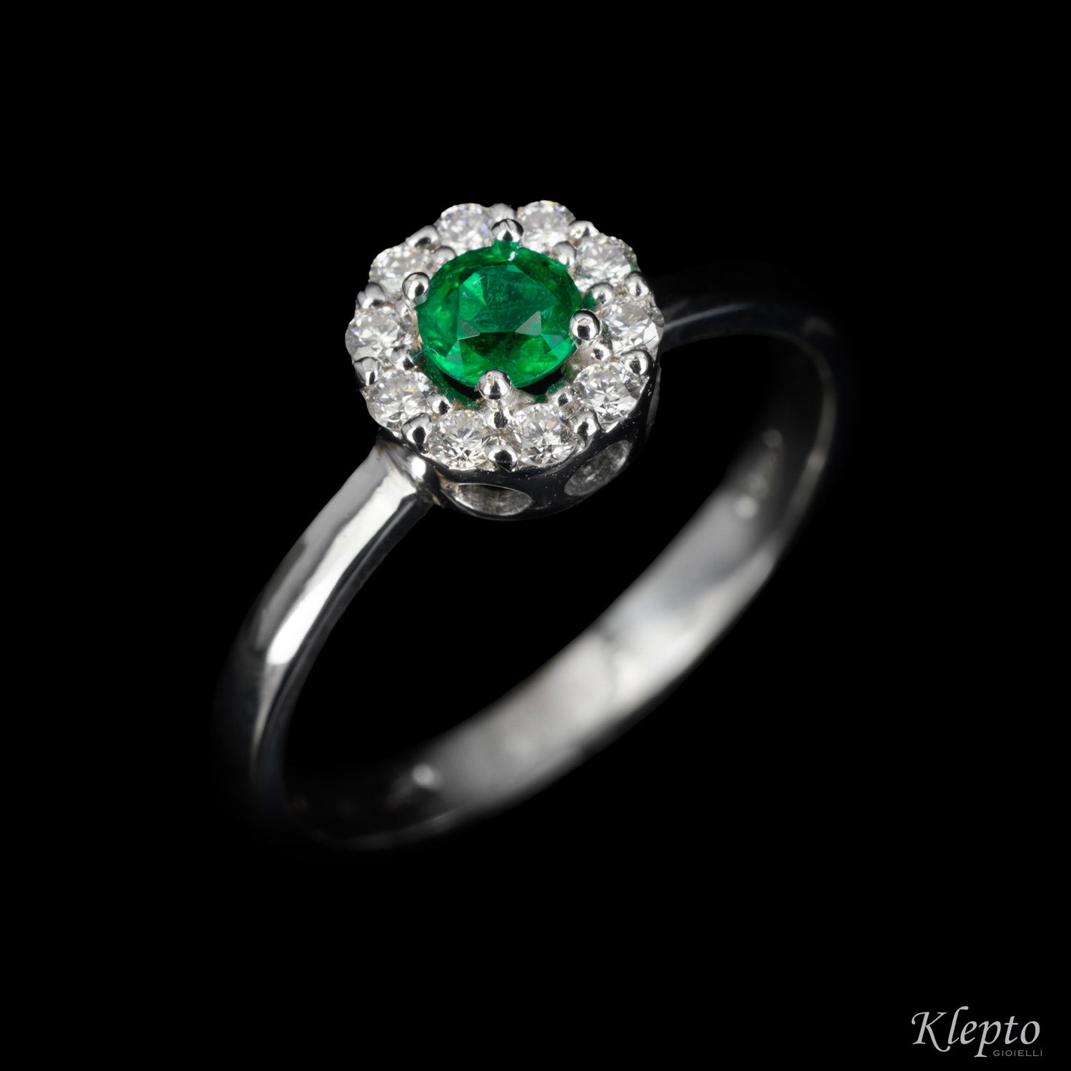 Classic ring in white gold with Emerald and Diamonds