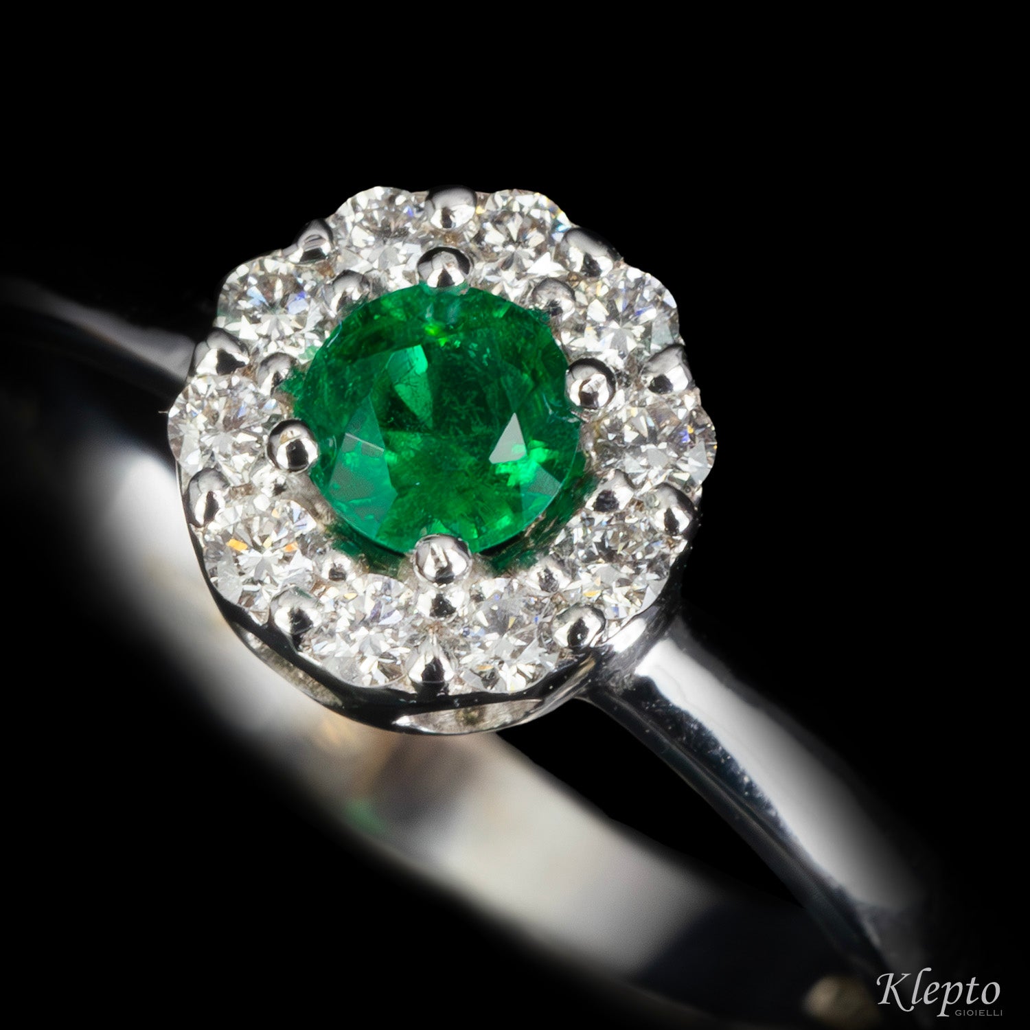Classic ring in white gold with Emerald and Diamonds