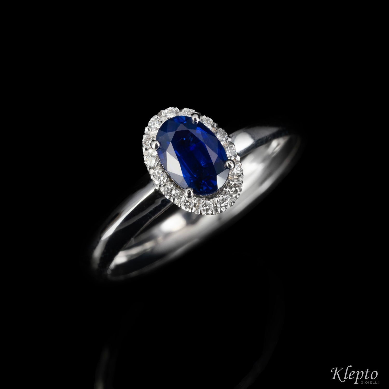 Classic ring in white gold with blue Sapphire and Diamonds