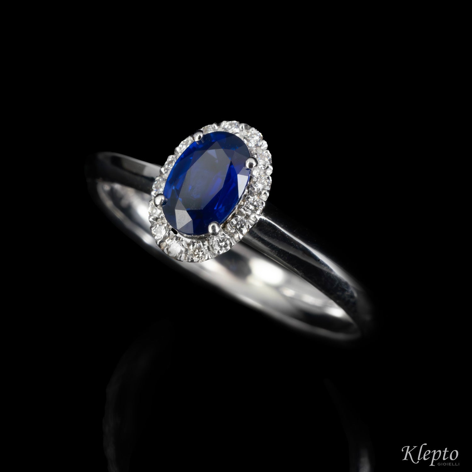 Classic ring in white gold with blue Sapphire and Diamonds