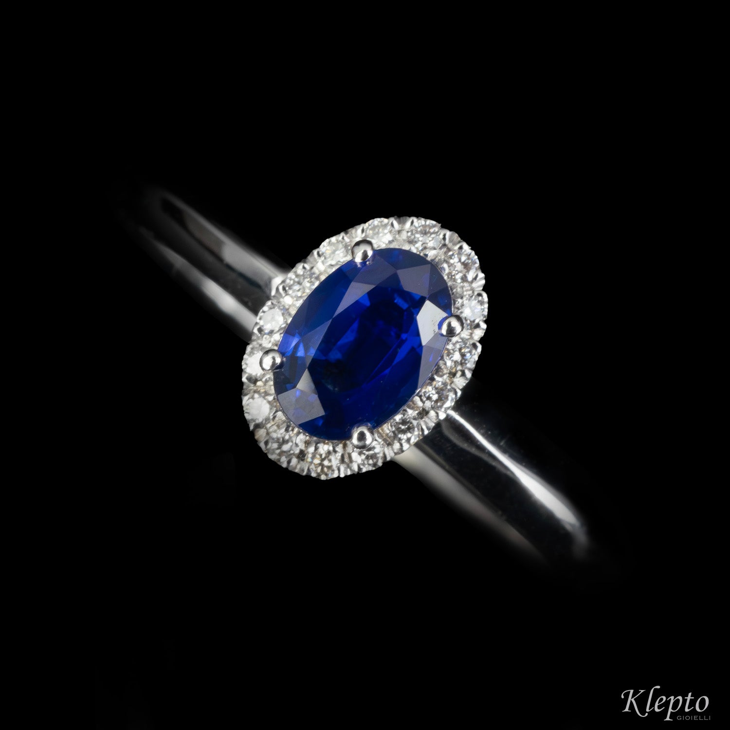Classic ring in white gold with blue Sapphire and Diamonds