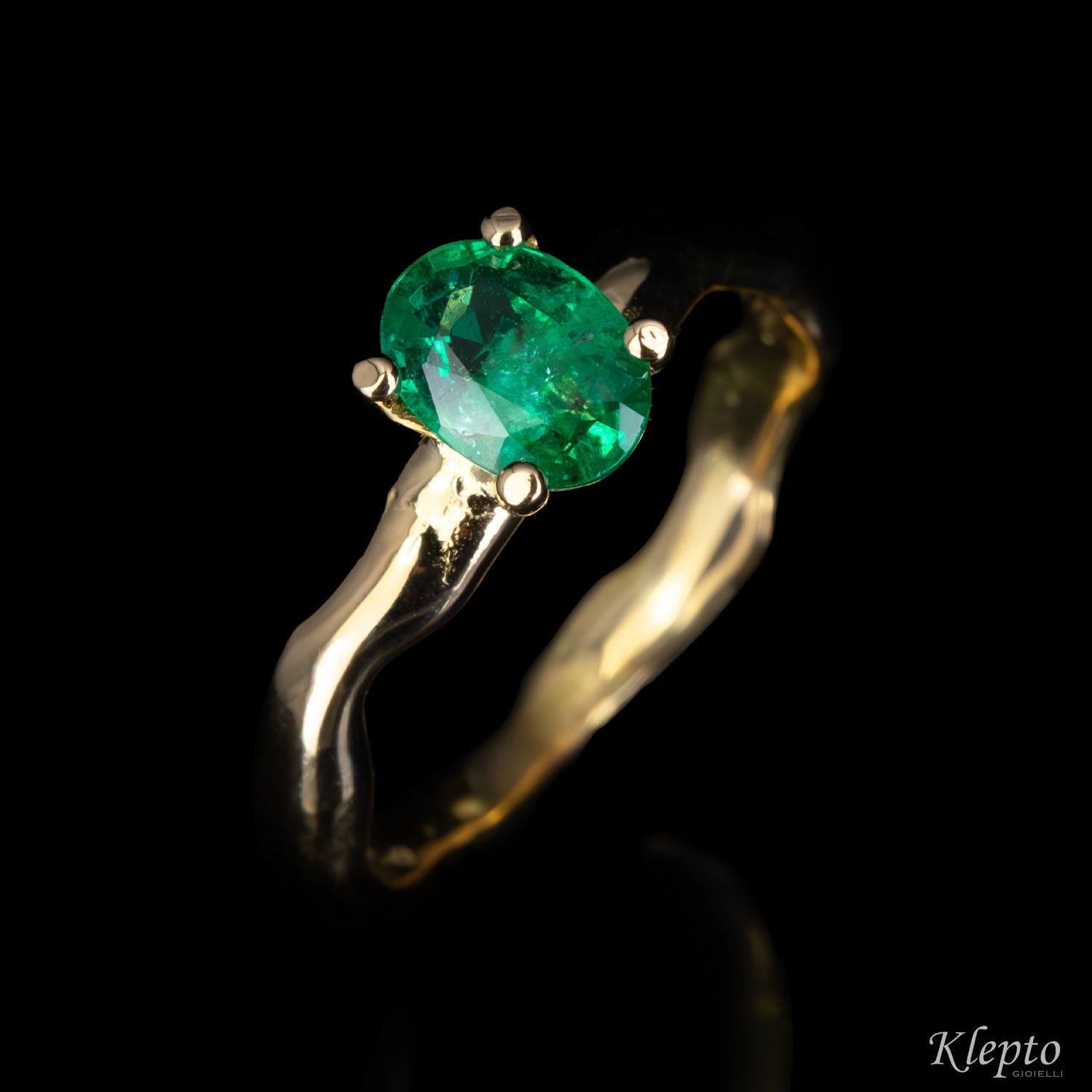 Yellow gold ring "Divenire" with Emerald