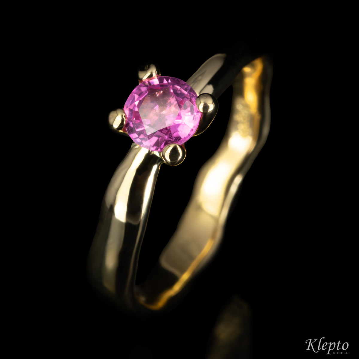 "Divenire" yellow gold ring with pink sapphire