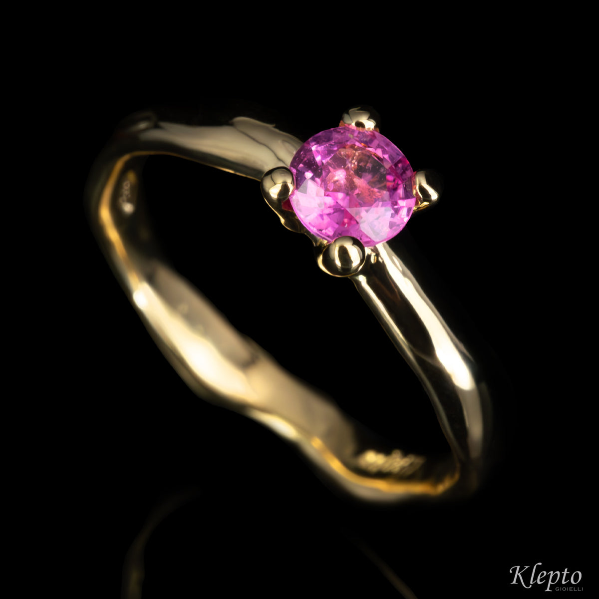 "Divenire" yellow gold ring with pink sapphire