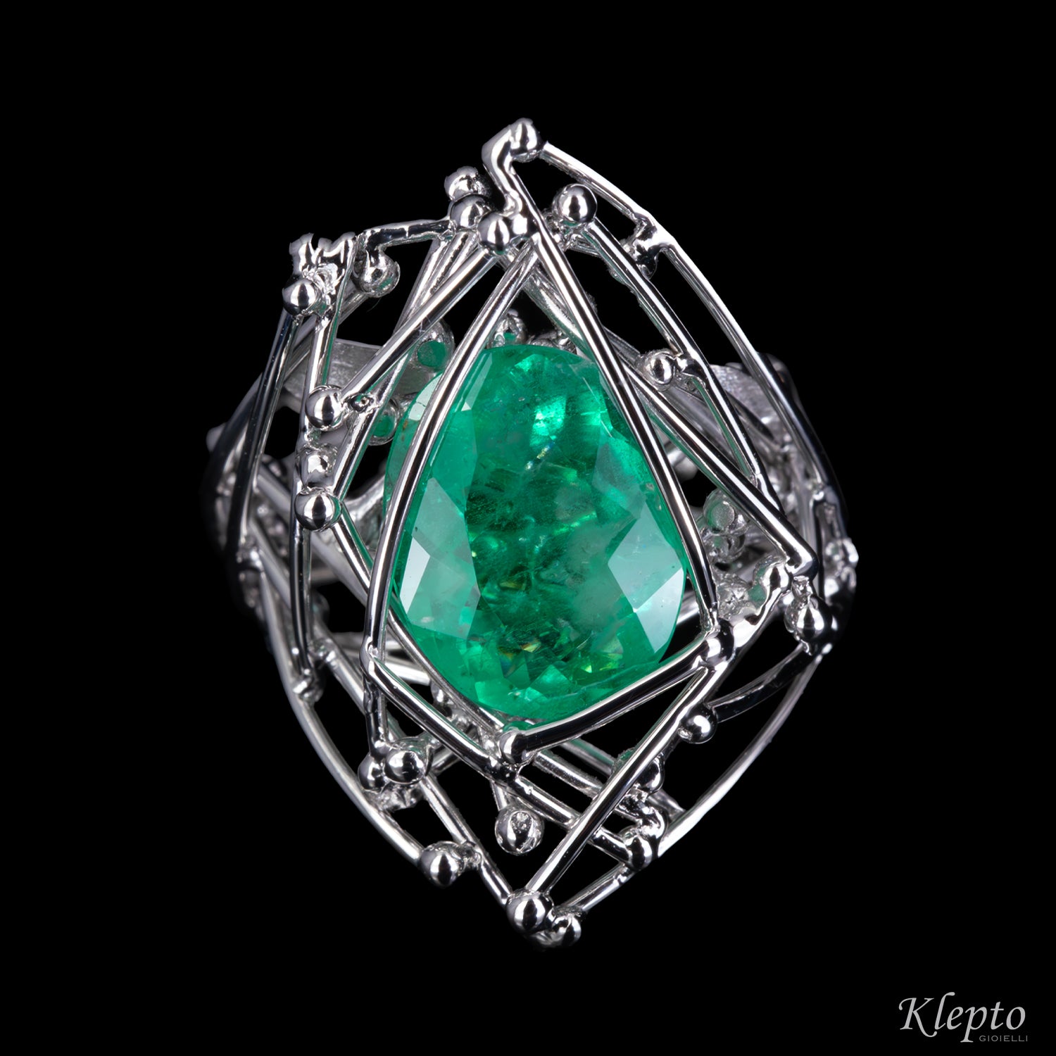 White gold ring "IntriKo" with Emerald