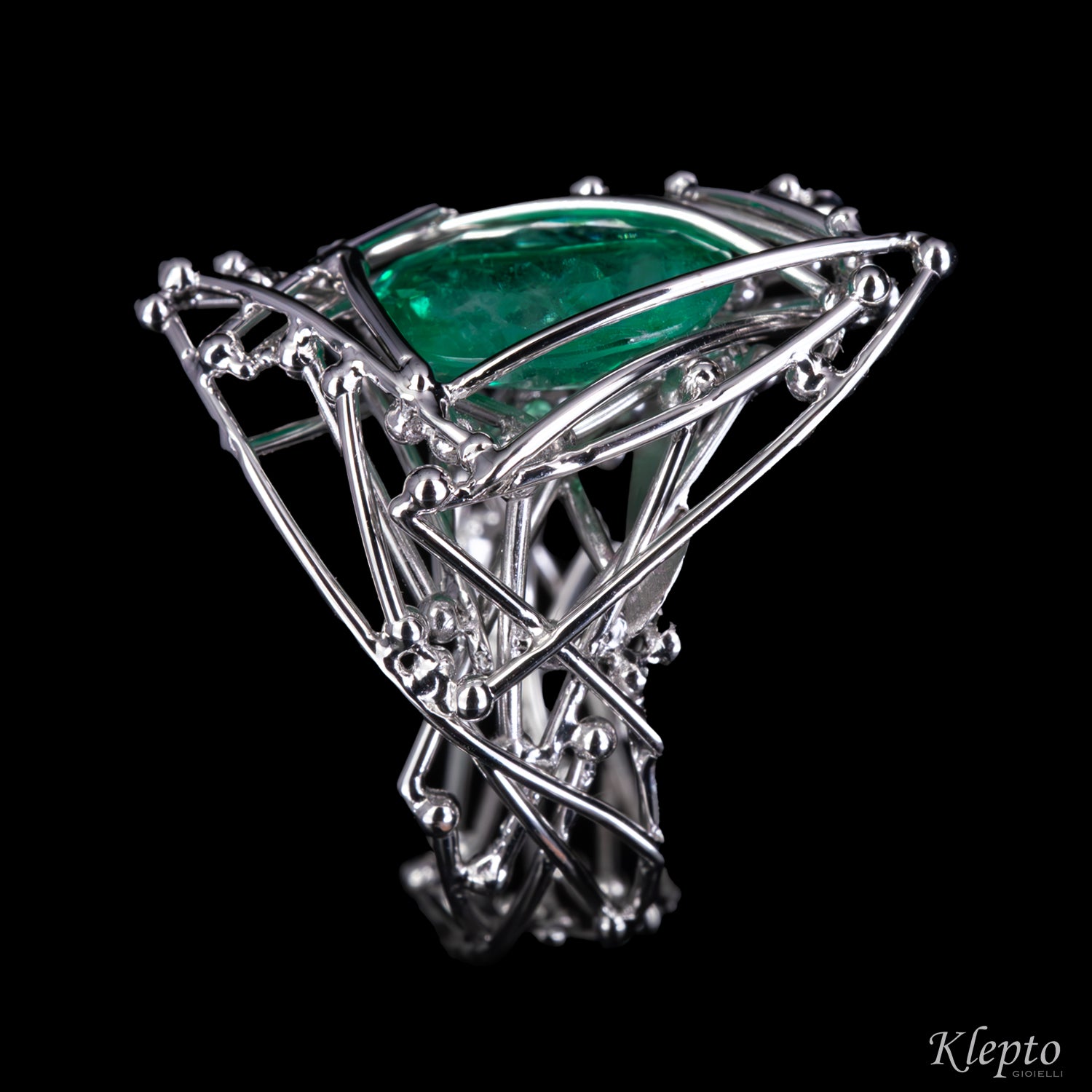 White gold ring "IntriKo" with Emerald