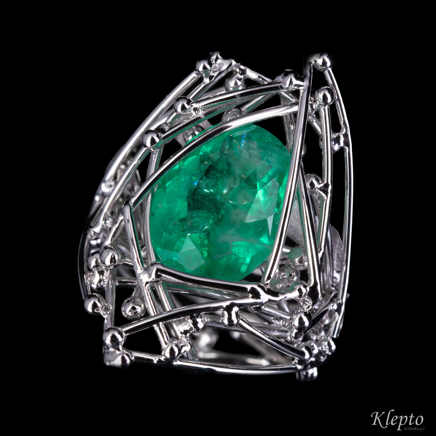White gold ring "IntriKo" with Emerald