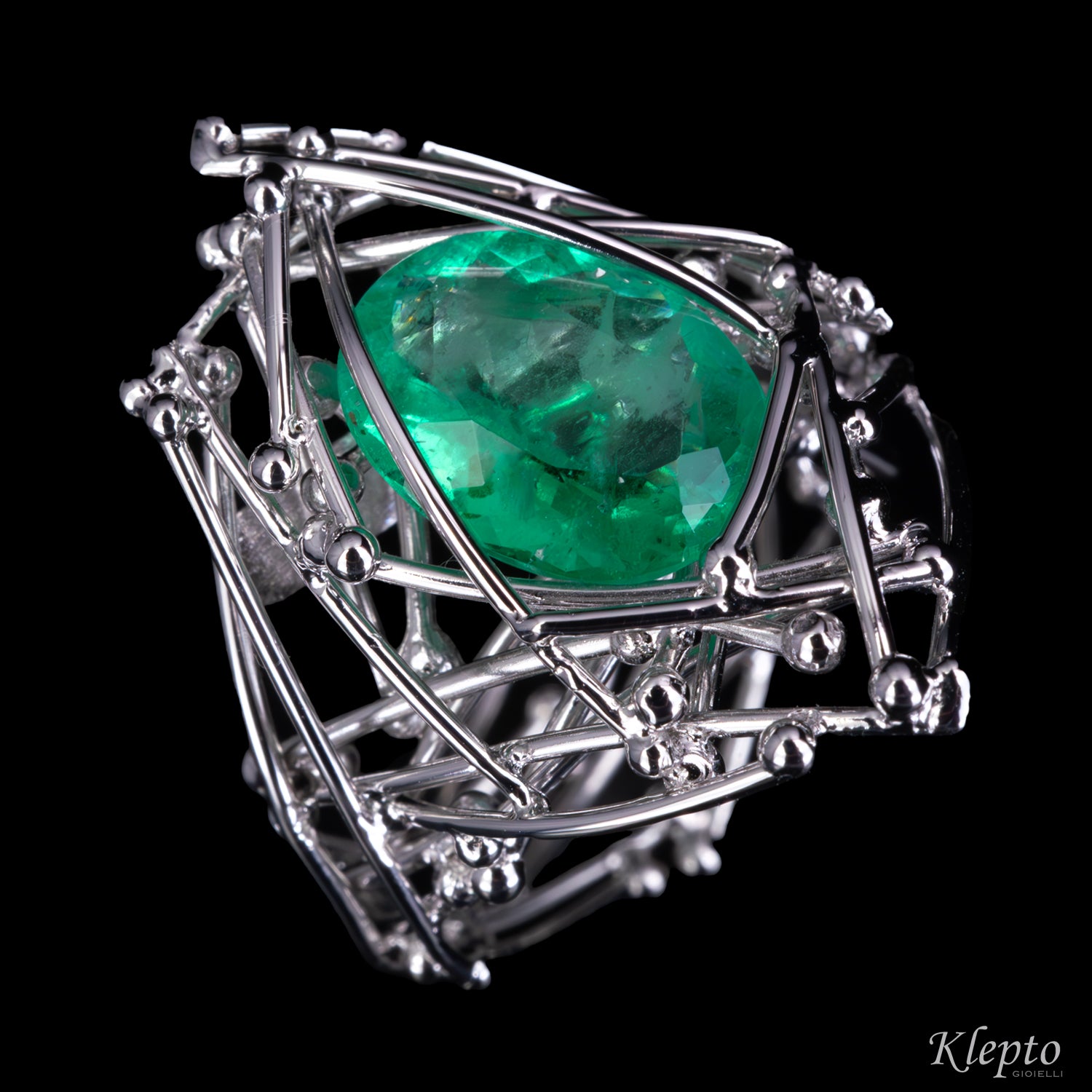 White gold ring "IntriKo" with Emerald