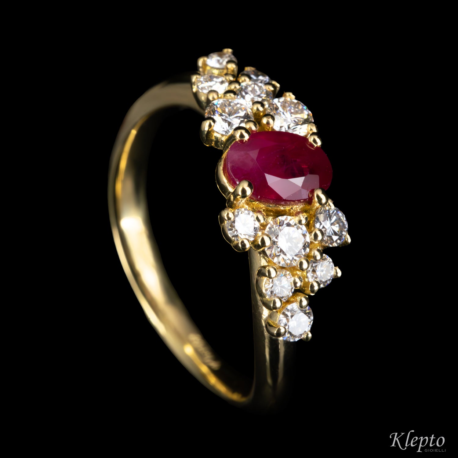 Classic ring by Klepto in yellow gold with Ruby and Diamonds