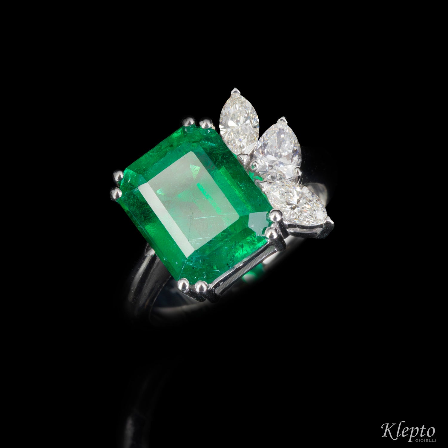 Classic ring by Klepto in white gold with Emerald and Diamonds