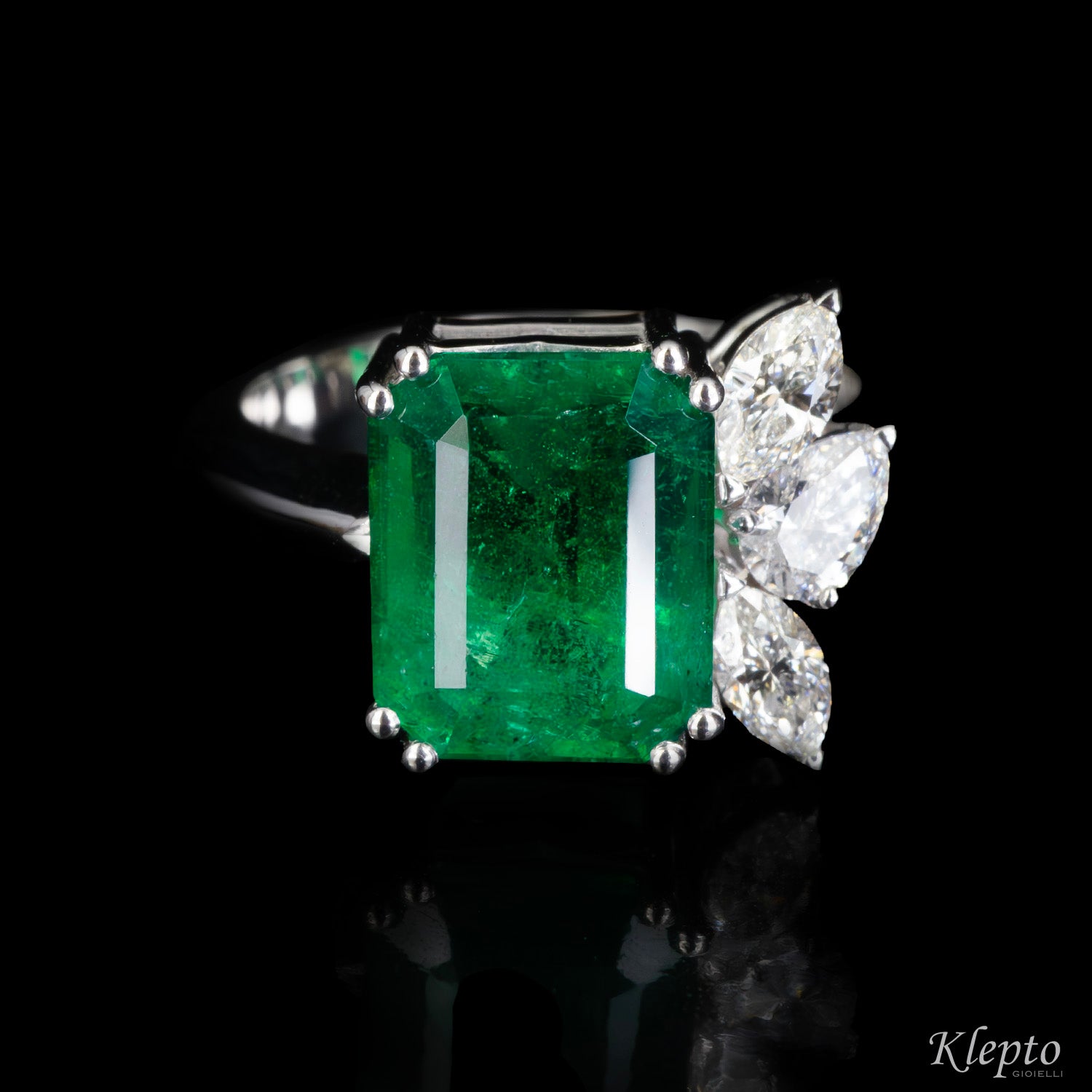 Classic ring by Klepto in white gold with Emerald and Diamonds