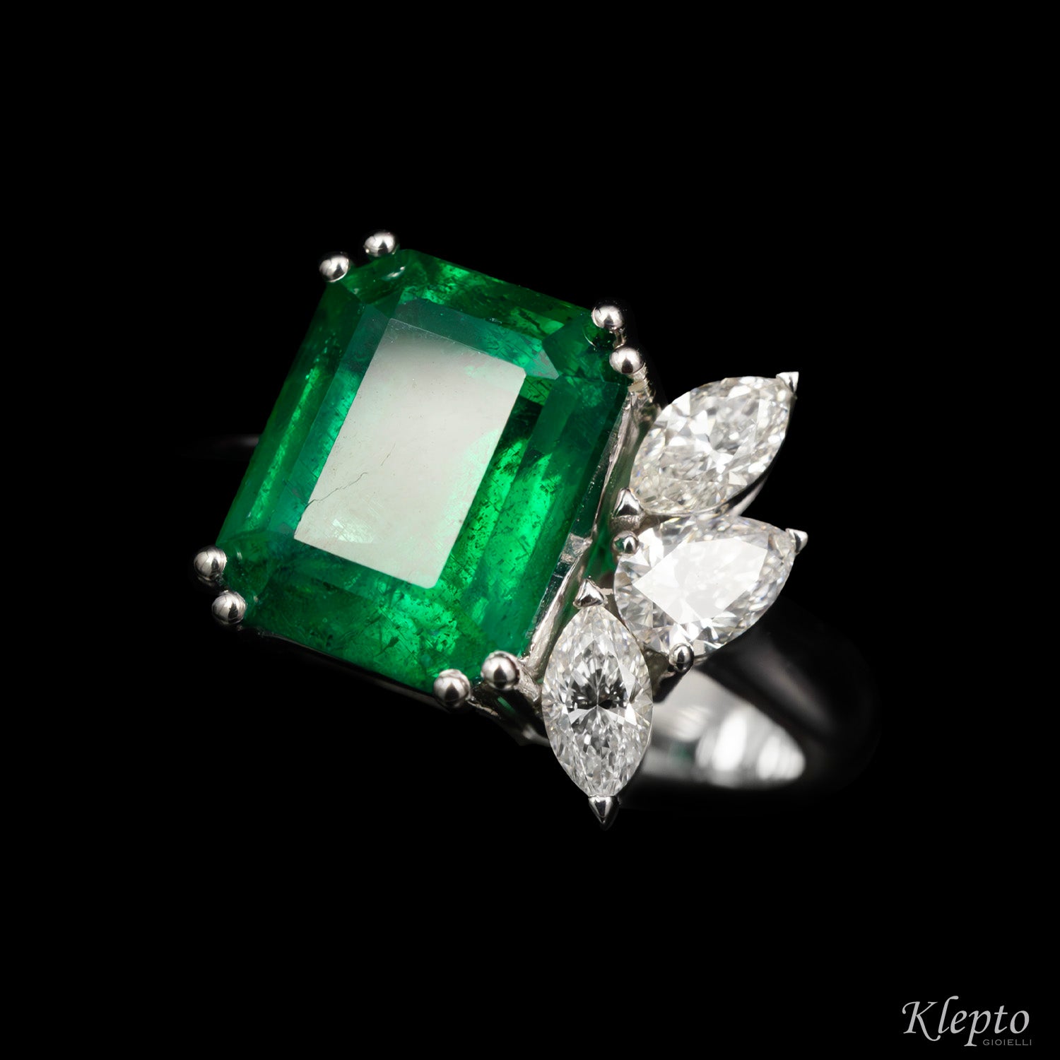 Classic ring by Klepto in white gold with Emerald and Diamonds