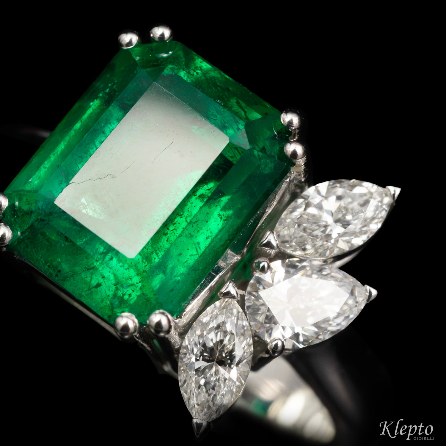 Classic ring by Klepto in white gold with Emerald and Diamonds