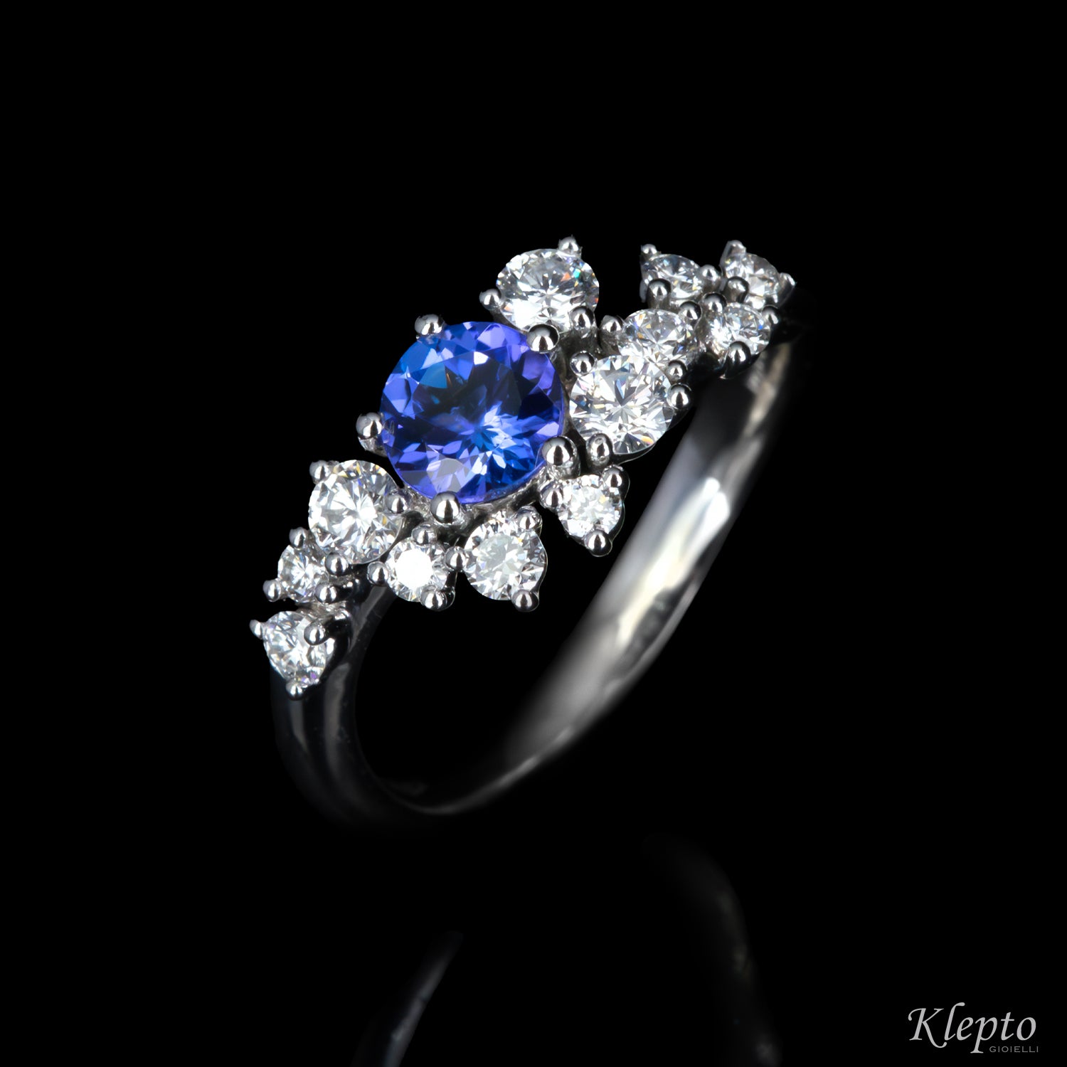 Classic ring by Klepto in white gold with Tanzanite and Diamonds
