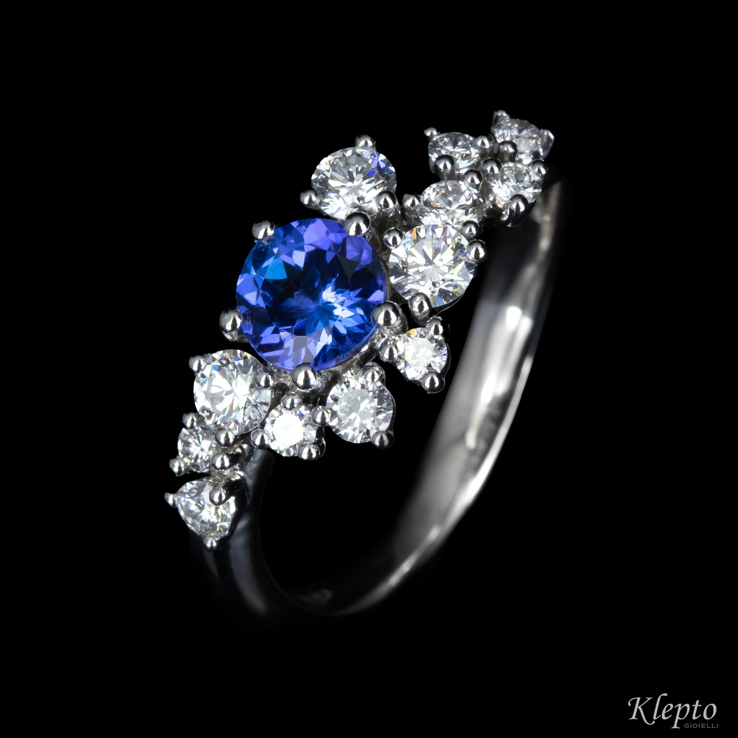 Classic ring by Klepto in white gold with Tanzanite and Diamonds