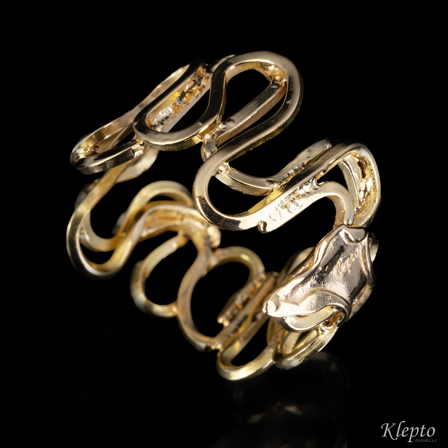 Yellow gold ring with wavy wire
