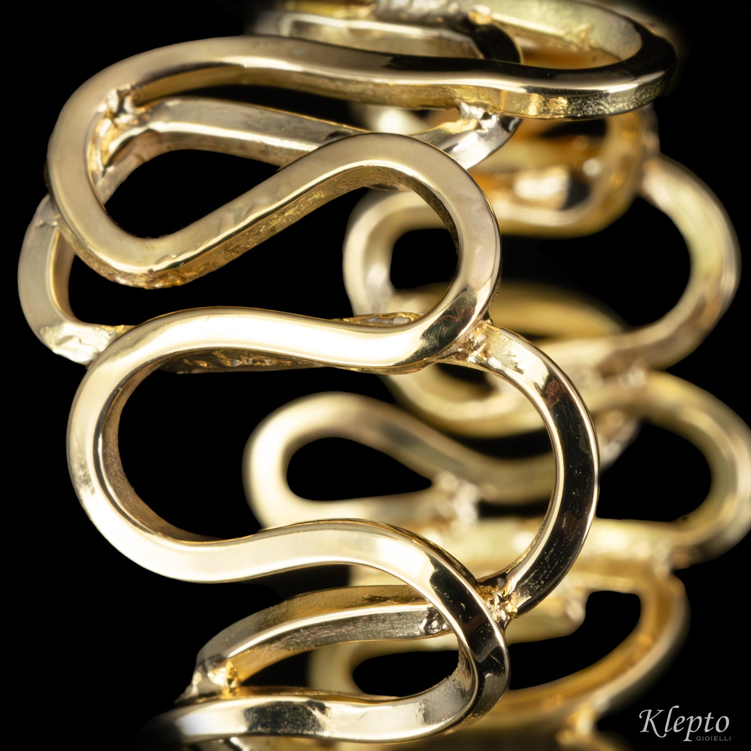 Yellow gold ring with wavy wire