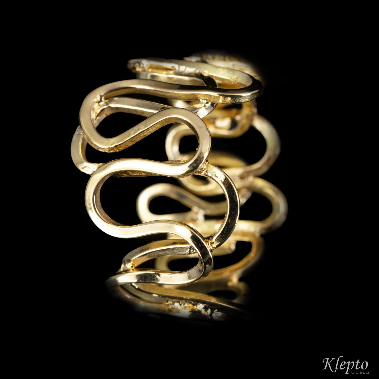Yellow gold ring with wavy wire