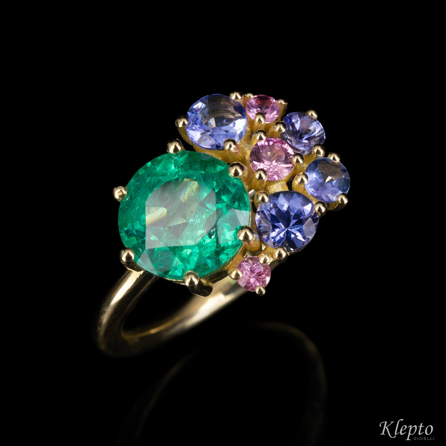 Classic ring by Klepto in yellow gold with Emerald, Tanzanites and pink Sapphires