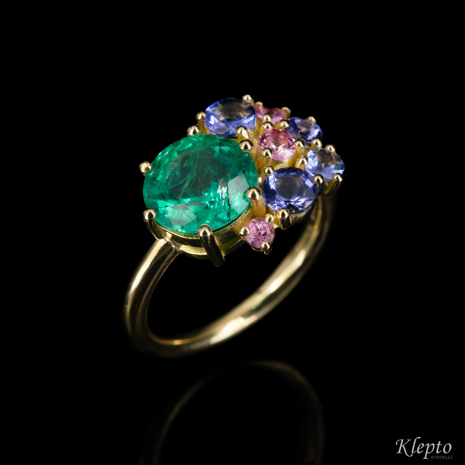 Classic ring by Klepto in yellow gold with Emerald, Tanzanites and pink Sapphires