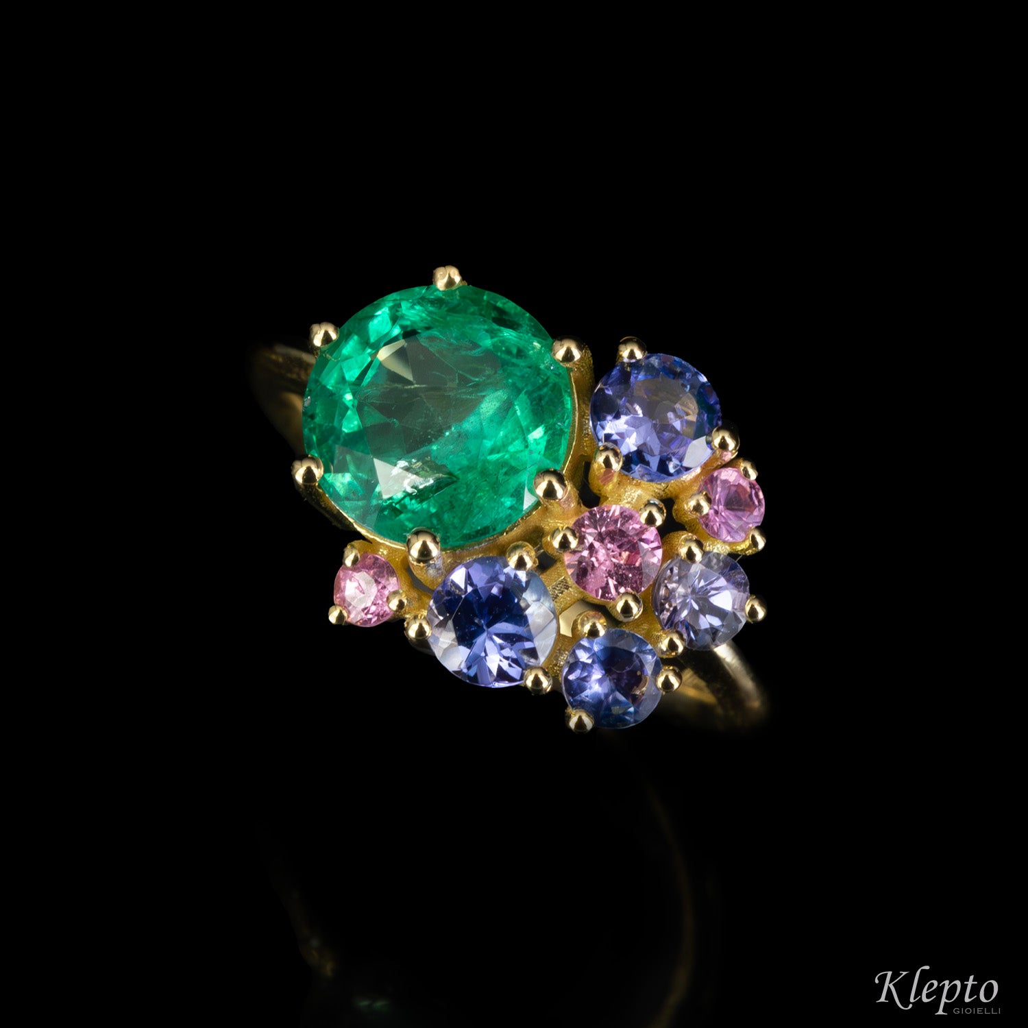 Classic ring by Klepto in yellow gold with Emerald, Tanzanites and pink Sapphires