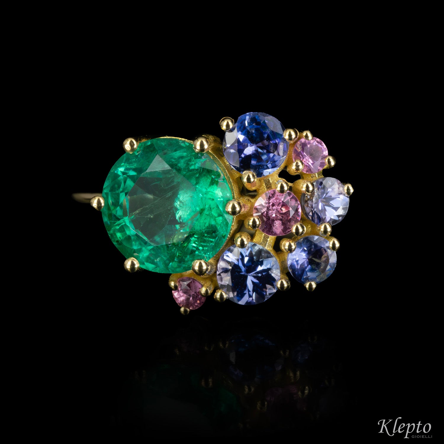 Classic ring by Klepto in yellow gold with Emerald, Tanzanites and pink Sapphires