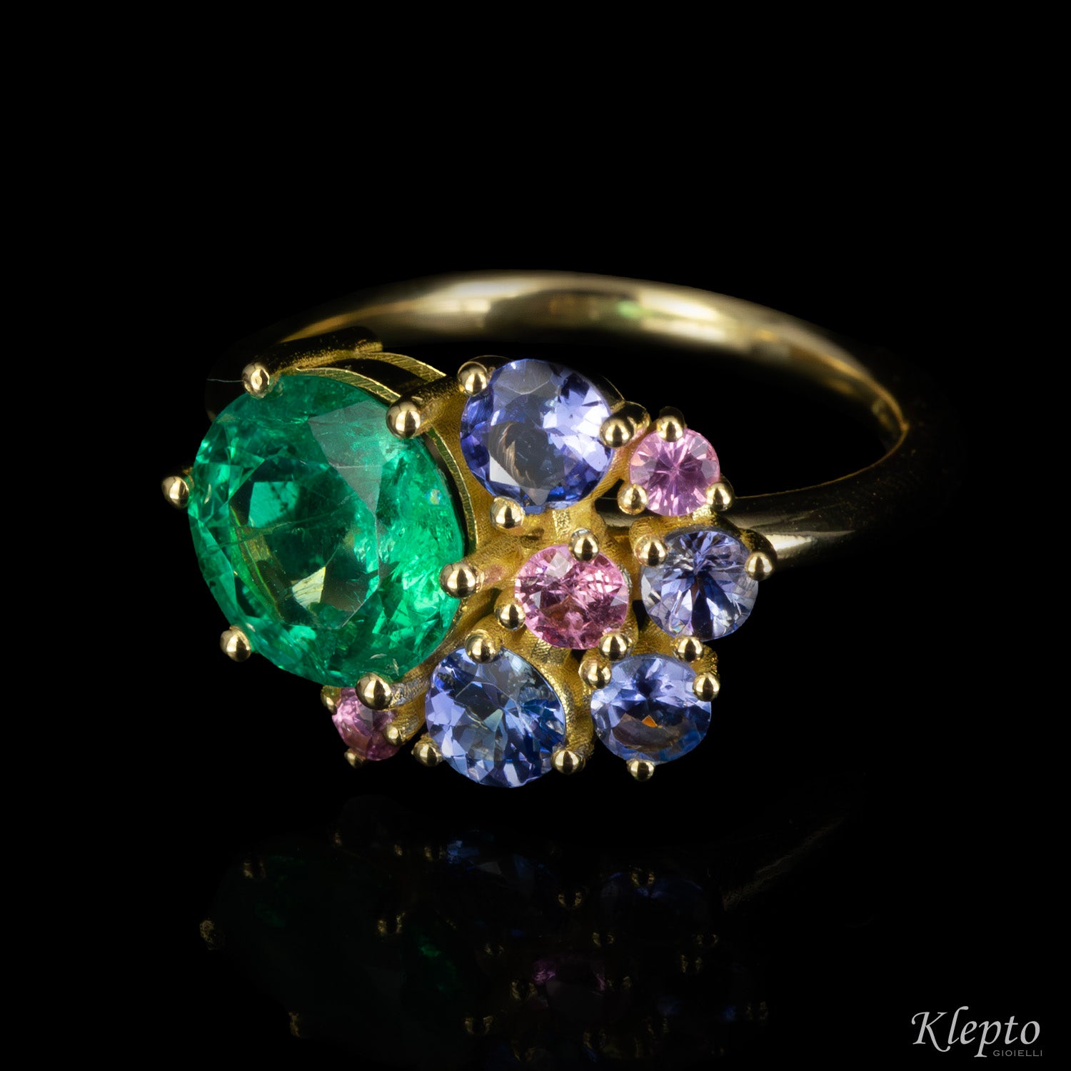Classic ring by Klepto in yellow gold with Emerald, Tanzanites and pink Sapphires