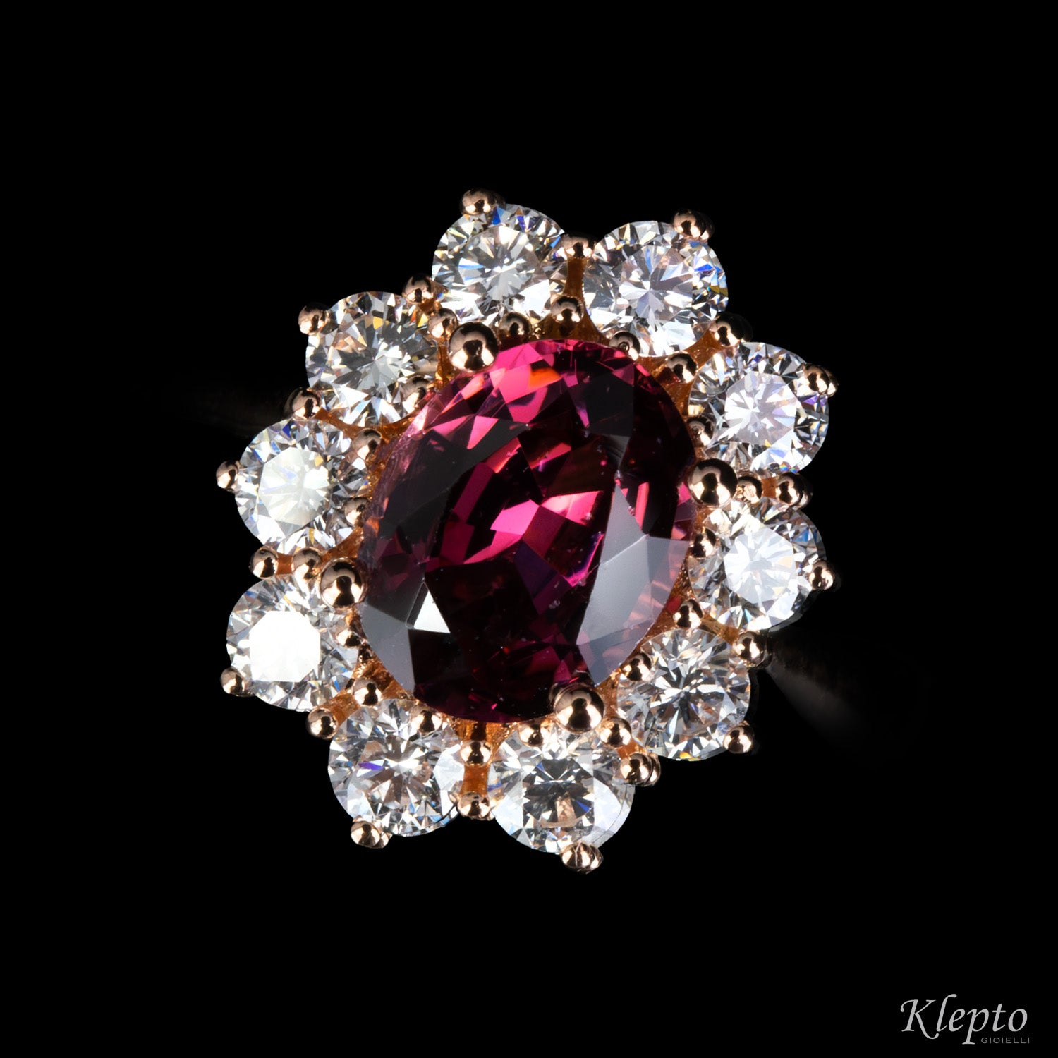 Classic ring in rose gold with Rhodolite and diamond surround