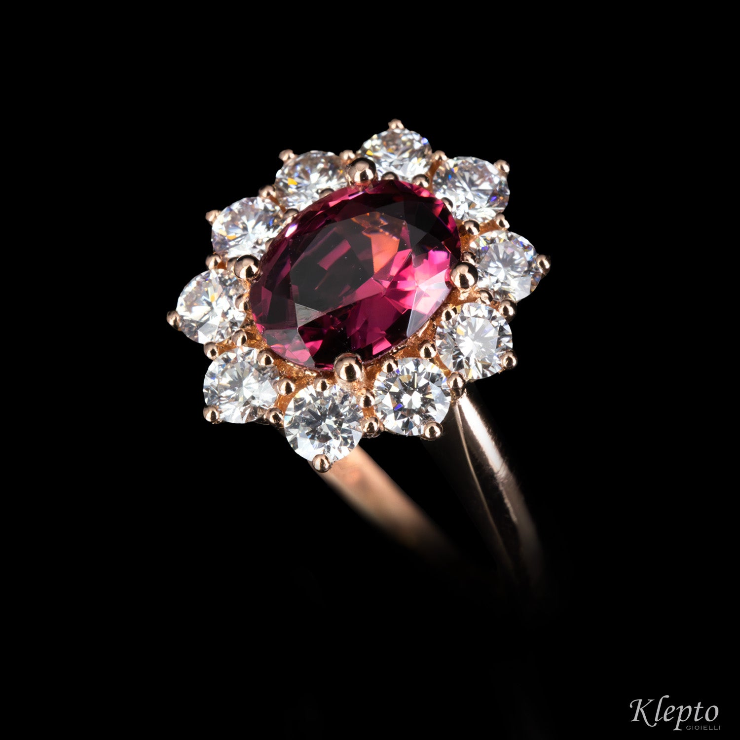 Classic ring in rose gold with Rhodolite and diamond surround