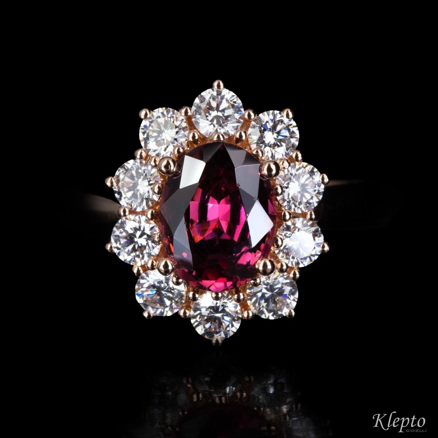 Classic ring in rose gold with Rhodolite and diamond surround