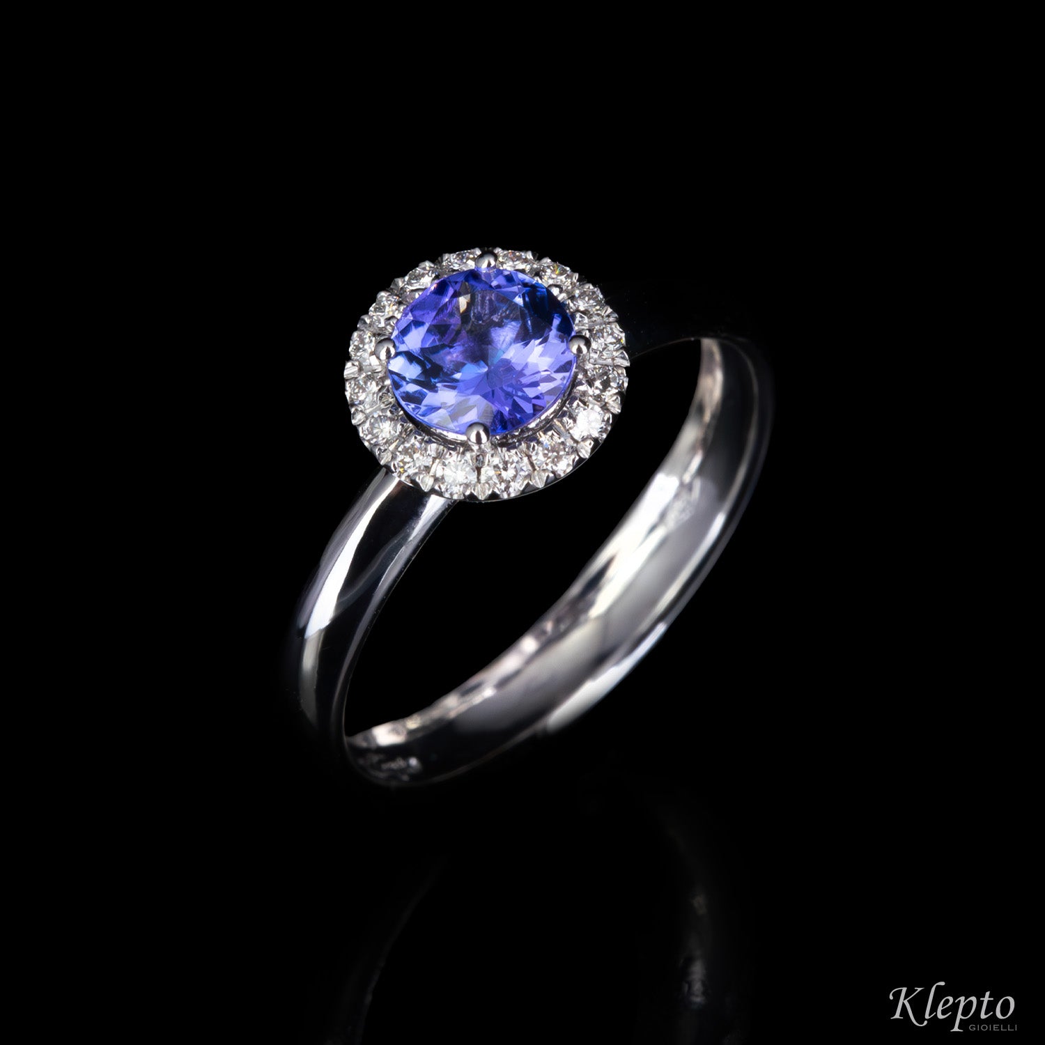 Classic ring in white gold with Tanzanite and diamond surround