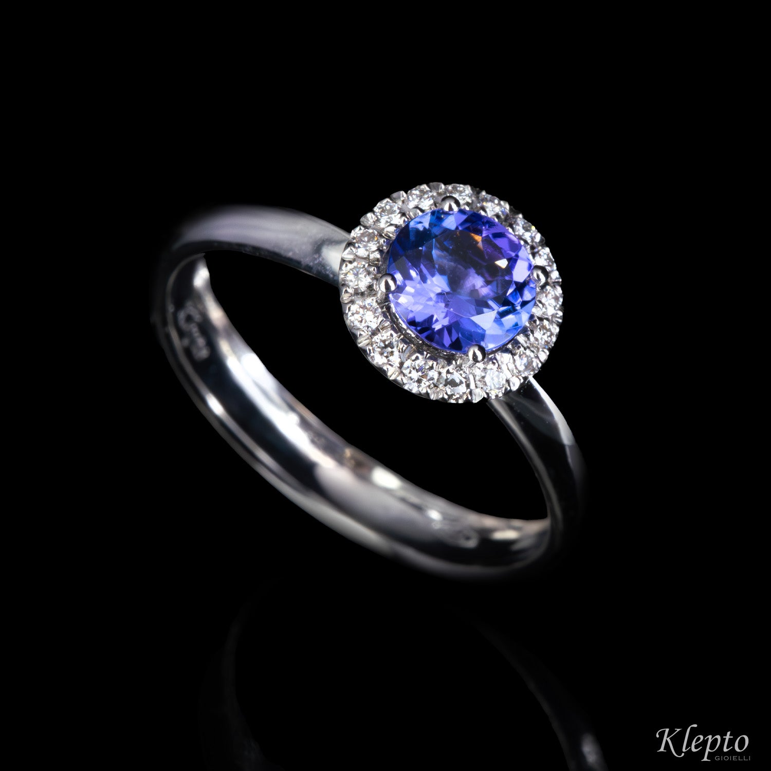 Classic ring in white gold with Tanzanite and diamond surround