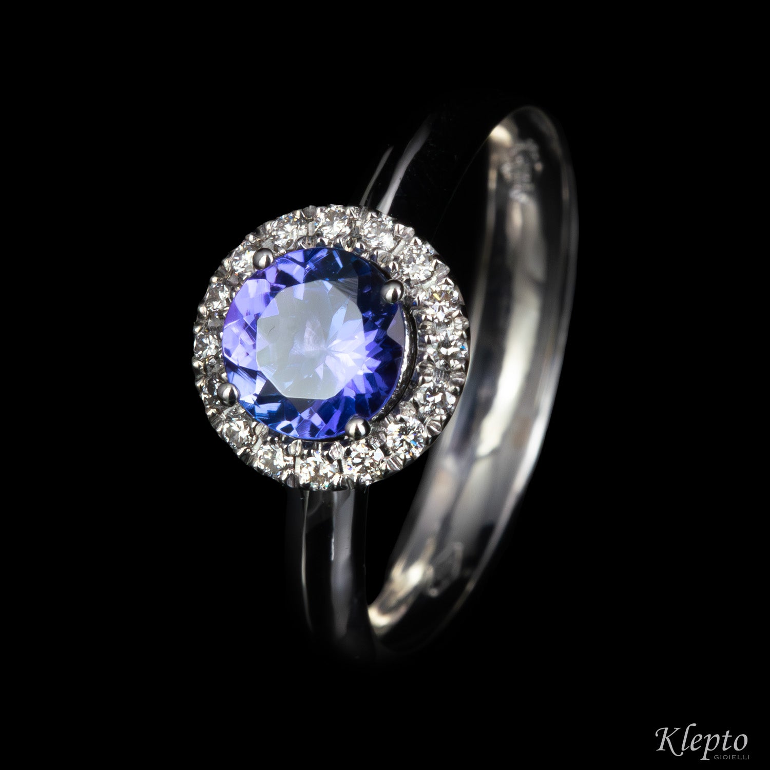Classic ring in white gold with Tanzanite and diamond surround