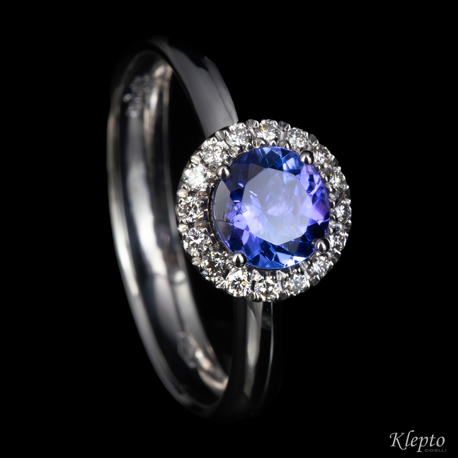 Classic ring in white gold with Tanzanite and diamond surround