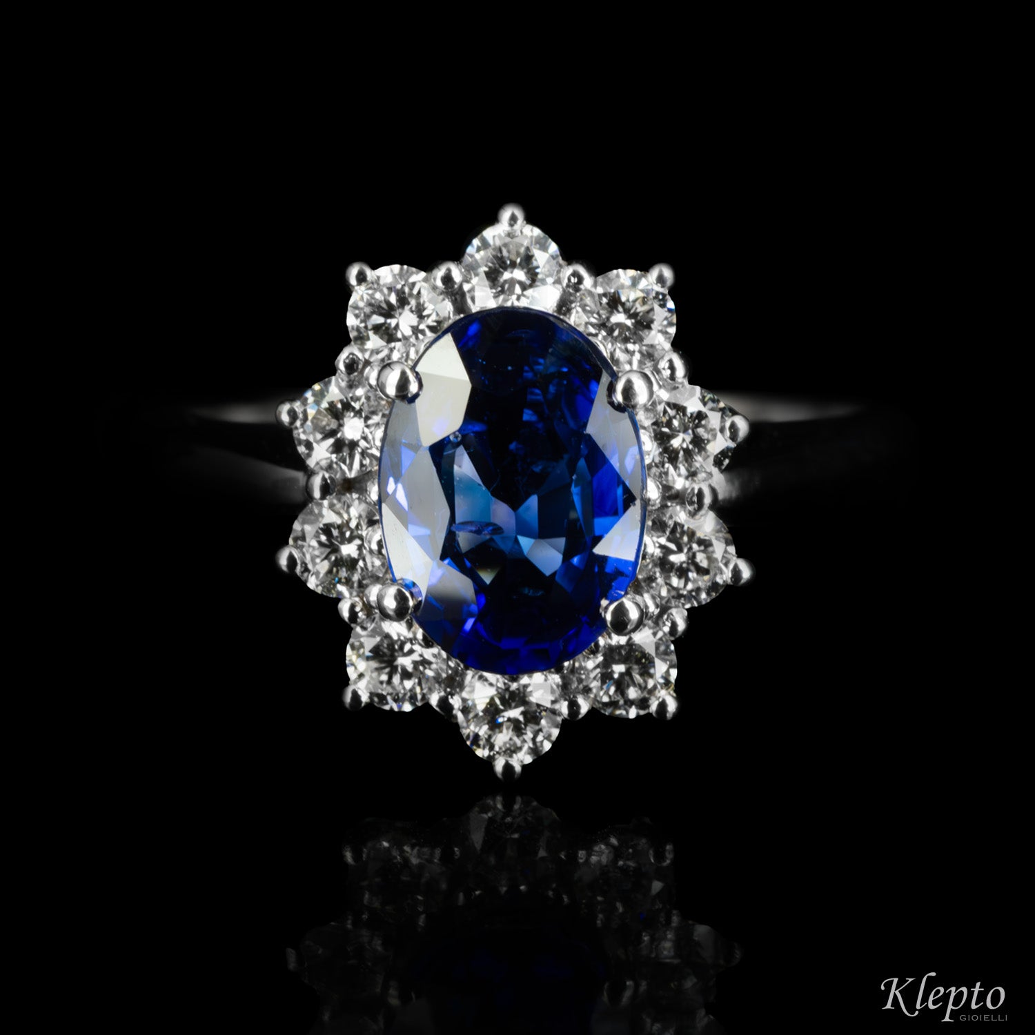 Classic ring in white gold with blue Sapphire (medium) and Diamonds